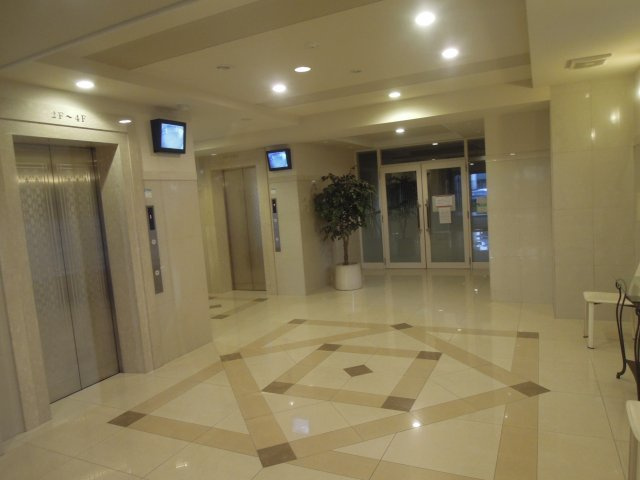 ビブレ西方のエントランス|エレベーター２基ありますので、朝・夕の混む時間帯に緩和出来ます！ちなみに５階～８階用の奥のエレベーターが対象です。手前のエレベーターは２階～４階用です。