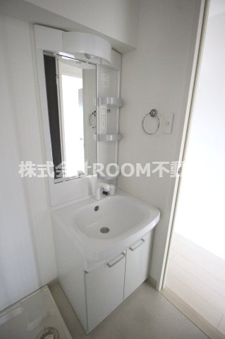 LIEN MON COEUR（ﾘｱﾝﾓﾙｸｰﾙ）の独立洗面台|朝の支度にも助かる、独立の洗髪洗面化粧台