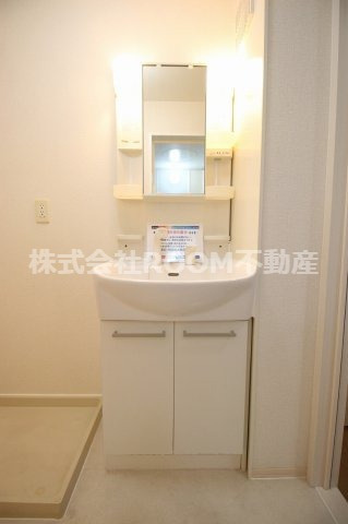 ホームパーティーⅢの独立洗面台|独立洗面台、小物を置くことができて便利です