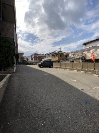 クレールE棟の駐車場
