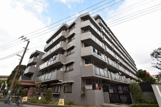 【外観】 | 総戸数１０５戸、平成８年１月築、管理人は日勤勤務につき管理体制良好です♪