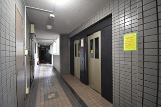 【その他共用部分】 | お買い物時やベビーカーの出し入れに便利なエレベーター付。
混雑時にも便利なエレベーター2基付です。