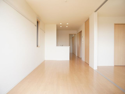 【居間・リビング】 | フルール・ド・ティアラC | 会話をしながらお料理できる人気の対面キッチンです♪