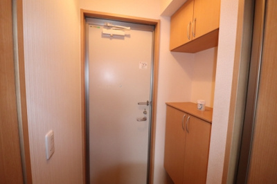 【玄関】 | カメリア武蔵藤沢 | 収納もある玄関です