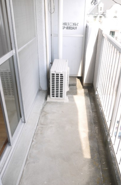 シャトレ東合川のバルコニー|外からの目が気にならないバルコニーで洗濯物が干せます