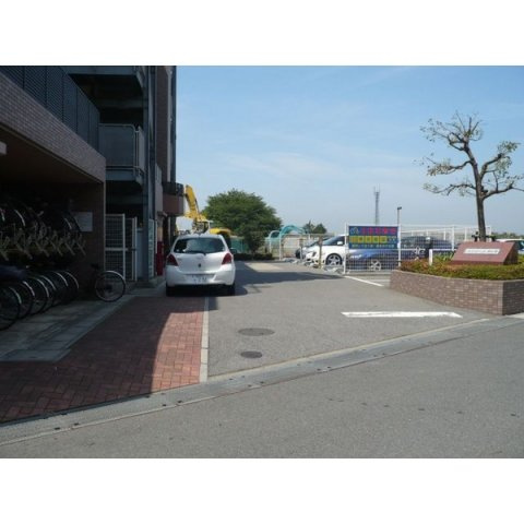 ルミエール飯山満の駐車場