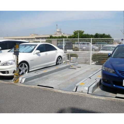 ルミエール飯山満の駐車場