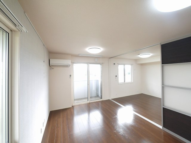 グランデ・フェリーチェ　R棟の居間・リビング