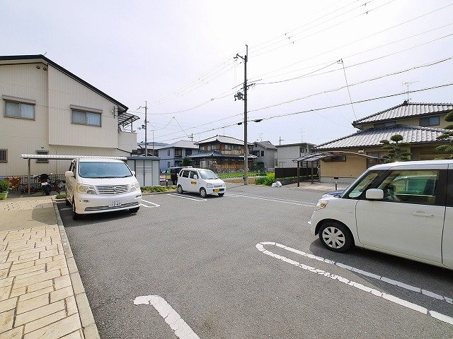 リバー　フォレストの駐車場|駐車場があるので、車を買う予定の方も安心です