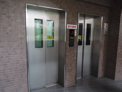 【その他共用部分】 | グリーンコーポ川崎ニューシティスクウェア | お買い物時やベビーカーの出し入れに便利なエレベーター付
混雑時にも便利なエレベーター2基付です。