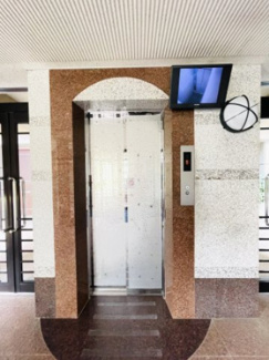 【その他共用部分】 | エントランスからエレベータが近いので荷物が多い時でも安心です♪
エレベーター内の様子が写っているので、防犯対策に最適◎