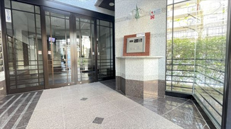 【エントランス】 | 清潔かつオシャレなエントランス。
きれいなエントランスは管理が行き届いている証拠ですね♪