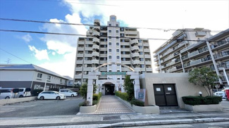 【外観】 | 西鉄三苫駅まで徒歩4分！管理も行き届いておりキレイな植栽で出迎えてくれます♪