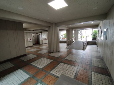 【エントランス】 | シャトー幸福 | 明るく開放感のるロビーです。