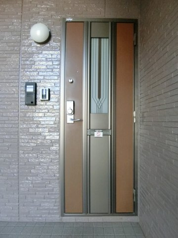 ファミールSの玄関