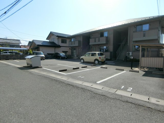 ファミールSの駐車場