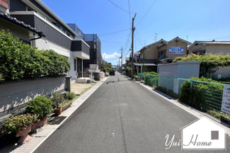 【前面道路含む現地写真】 | 前道6ｍと余裕のある広さで快適なポジションです。側溝の蓋もコンクリートでしっかりと整備されています。
