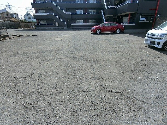 三幸マンションの駐車場