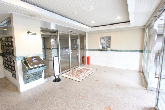 【ライオンズシティ三郷】オーナーチェンジのエントランス|ゆとりのあるエントランスです