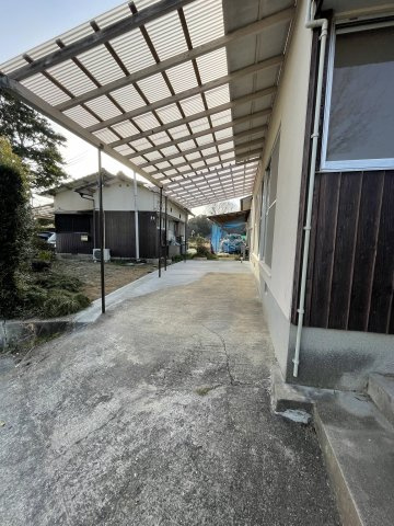 西照寺貸家の駐車場