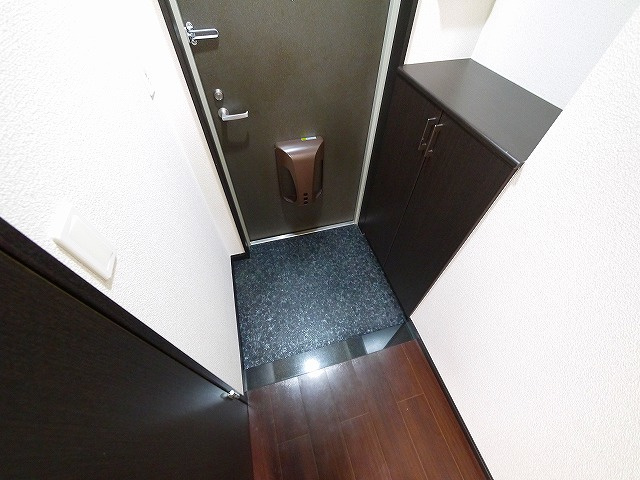 グランディール三条の玄関