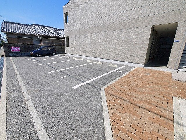グランディール三条の駐車場|駐車場完備です