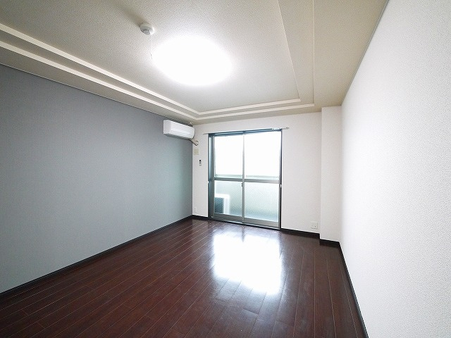 グランディール三条の洋室