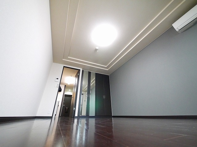 グランディール三条の洋室