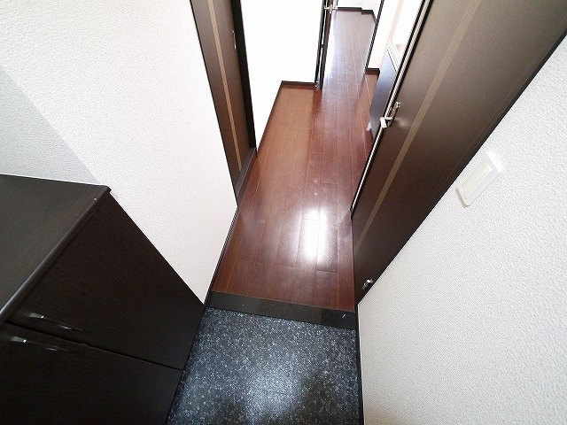 グランディール三条の玄関