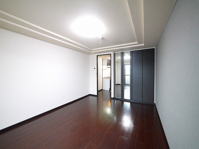 グランディール三条の洋室