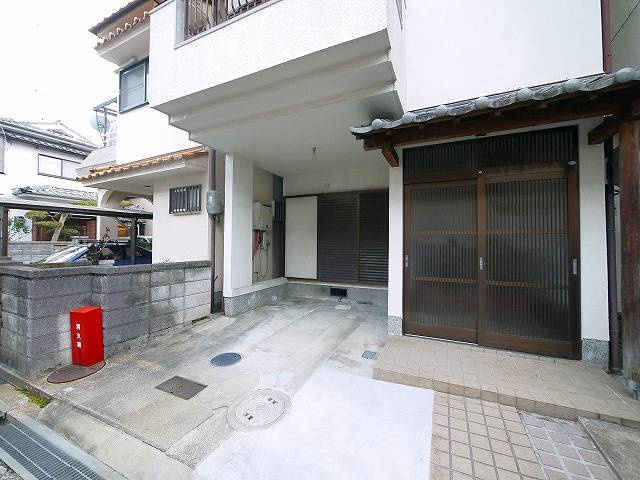 南紀寺町5丁目貸家の駐車場|軽自動車のみ駐車可能です。