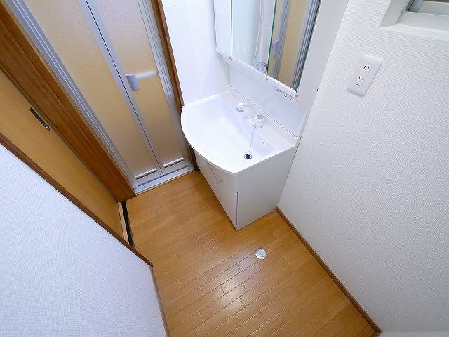 南紀寺町5丁目貸家の洗面所|脱衣スペースもあります