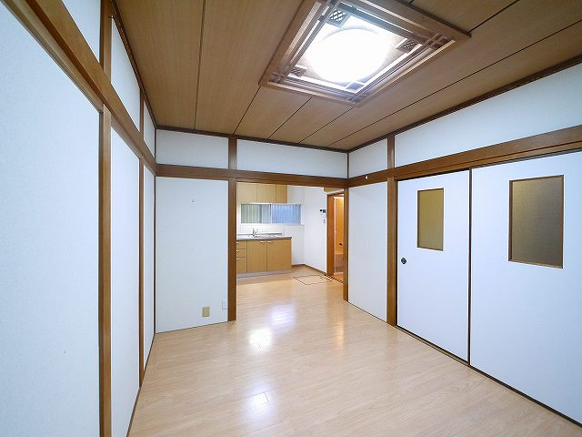 南紀寺町5丁目貸家の居間・リビング|ゆったり過ごせるリビングです