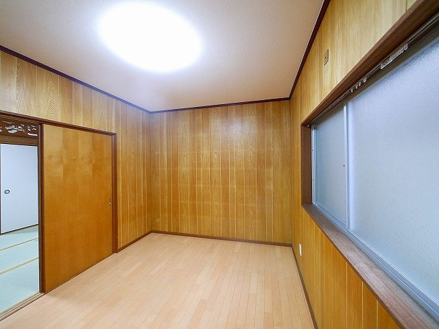 南紀寺町5丁目貸家の洋室|落ち着いた色調の洋室です