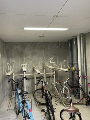 インザグレイス天神橋のその他共用部分|屋根付き駐輪場です