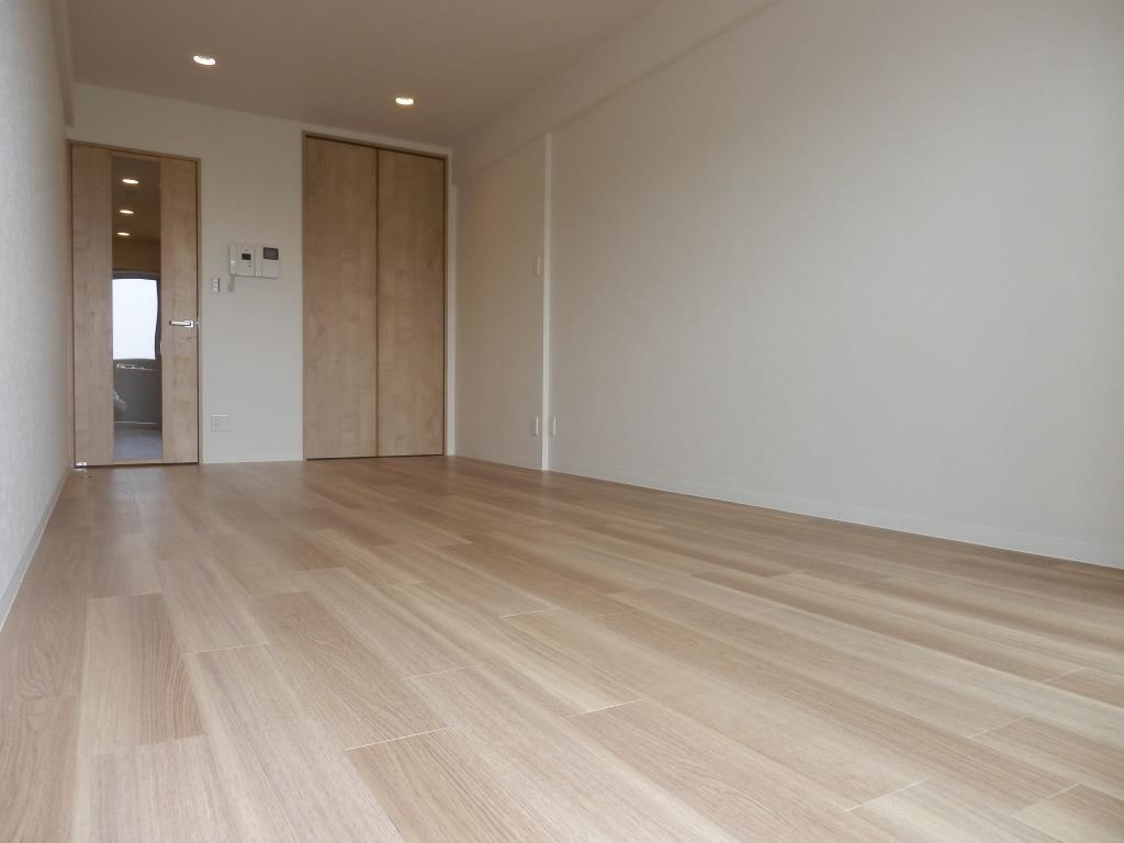 エグゼK&KⅡの居間・リビング|南向きで日当たりも良好な洋室9.6帖