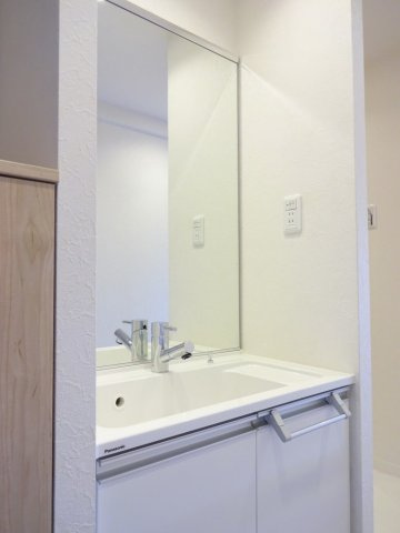 エグゼK&KⅡの洗面所|大きな鏡の洗面化粧台