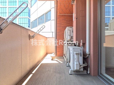 【バルコニー】 | ジャスパ御堂筋本町 | 外からの目が気にならないバルコニーで洗濯物が干せます