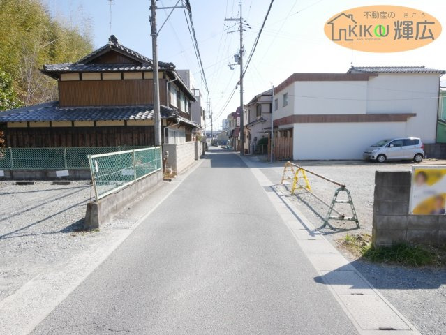 高砂市阿弥陀町魚橋　土地の前面道路含む現地写真|南面に前面道路があり、陽当たり良好です。また幅員も4メートルあるので、運転が苦手な方でも安心です。