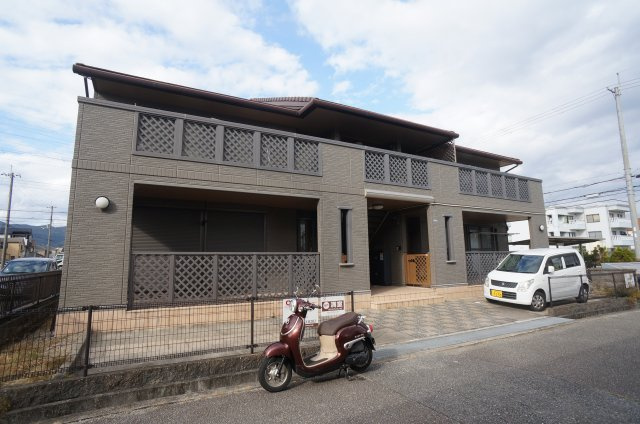 リヴェール宝塚Ａ棟の駐車場