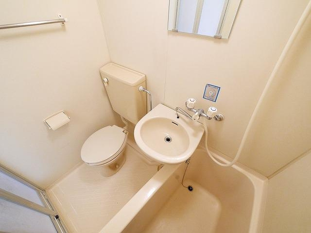 シティパレス富雄北の洗面所|明るい洗面所です