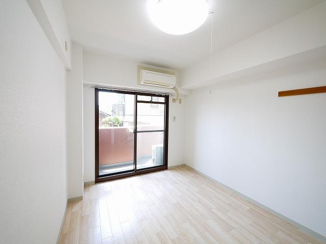 シティパレス富雄北の洋室|明るい洋室です