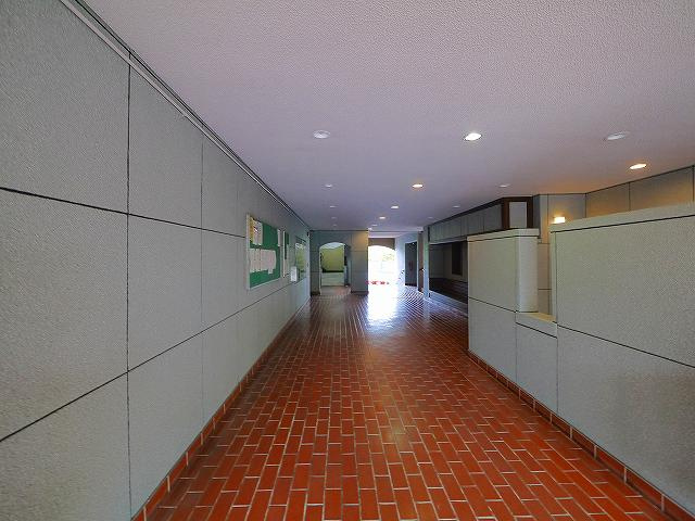 東生駒アーバンライフAのロビー|ゆとりのあるロビーです