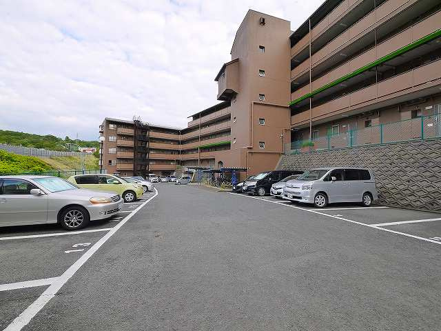 東生駒アーバンライフAの駐車場|カースペースがあります