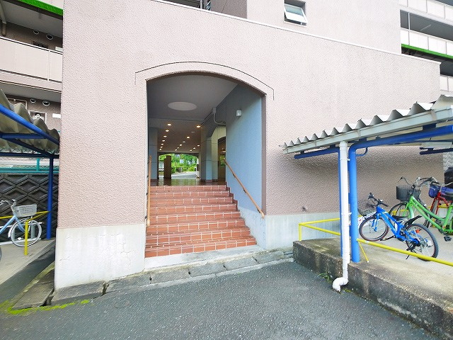 東生駒アーバンライフAのエントランス