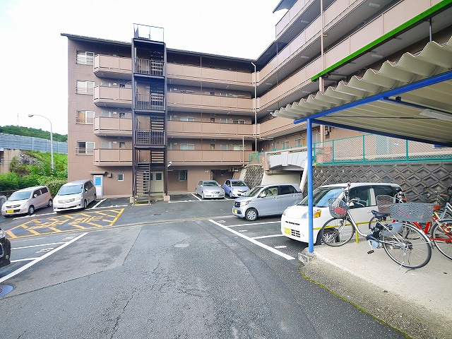 東生駒アーバンライフAの駐車場