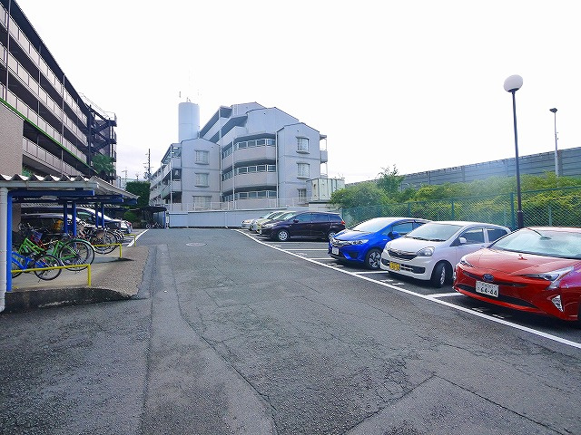 東生駒アーバンライフAの駐車場