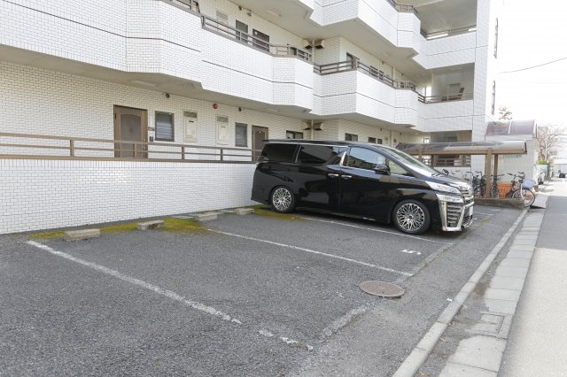 ラインアップ新堀の駐車場
