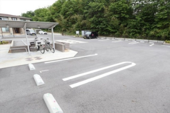 アザリーメゾン　壱番館の駐車場