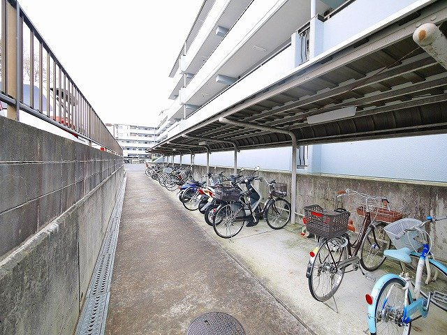 グランドパレス学園前のその他共用部分|屋根付き自転車置場です。